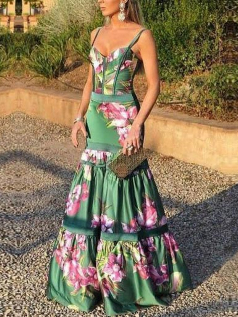 Zeitloses Maxi-Satin-Kleid mit bedrucktem Einsatz und Rückenträgern