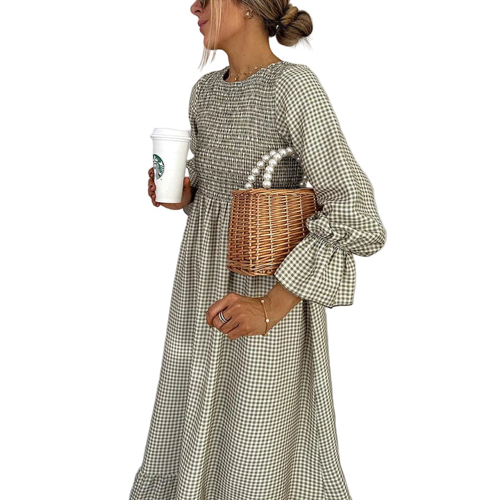 Grünes Maxikleid mit Rundhalsausschnitt und Häkchenmuster