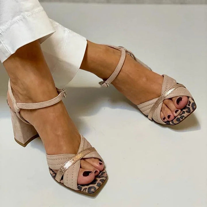 Lorrie | Sandalen mit Kreuzriemen und Absatz