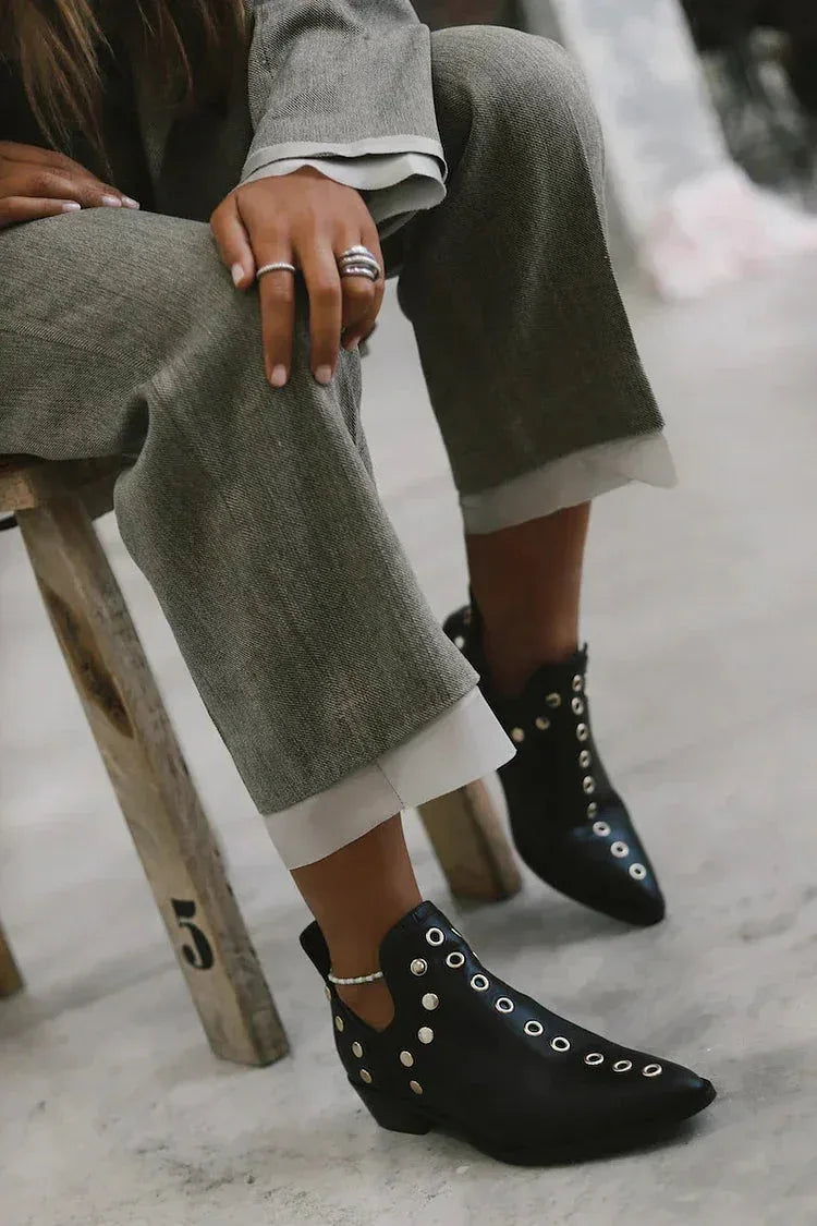 Aela™ | Botas puntiagudas con tachuelas