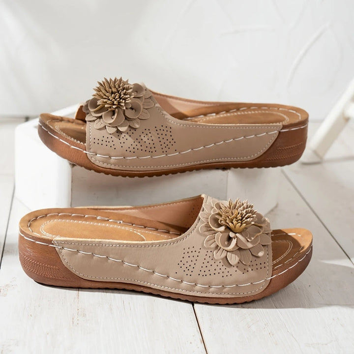 Flora | Sandálias Anabela Femininas com Flor, Modelo Slip On, Bico Aberto
