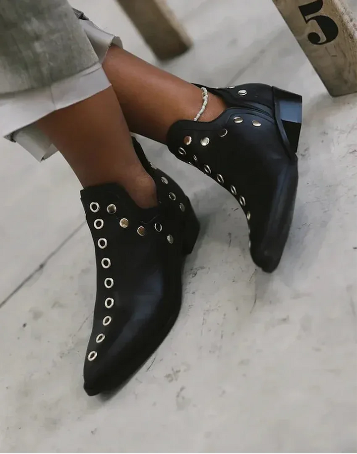 Aela™ | Botas puntiagudas con tachuelas