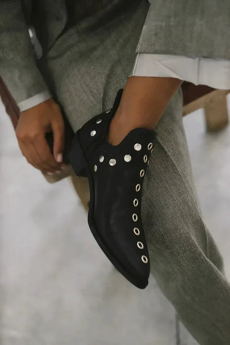 Aela™ | Botas puntiagudas con tachuelas