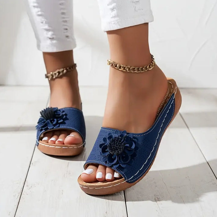 Flora | Sandálias Anabela Femininas com Flor, Modelo Slip On, Bico Aberto