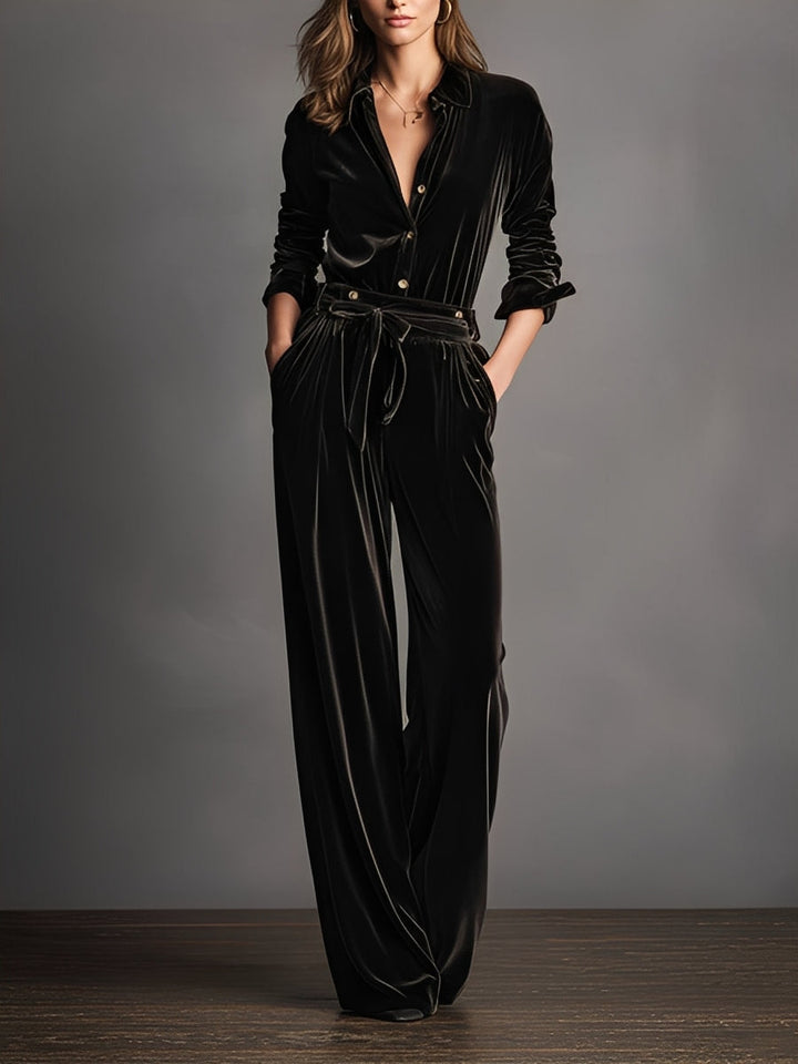 Damen Schwarzer Samt Jumpsuit mit Schnürung und eleganten goldenen Knöpfen