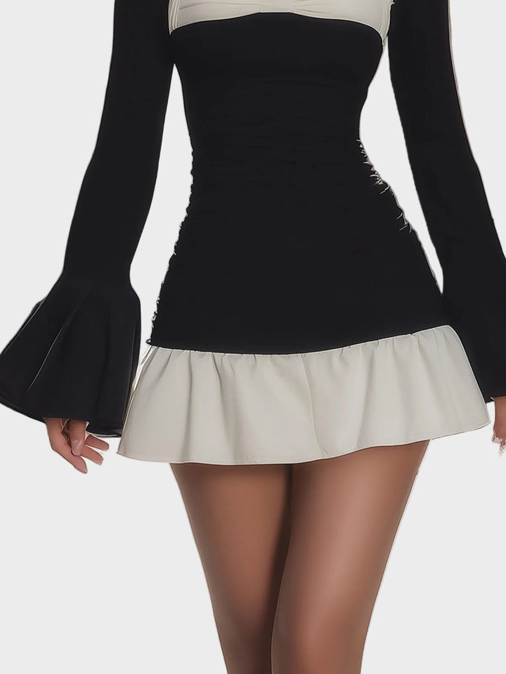 Vestido negro ajustado con volantes, escote cuadrado y bloques de color blanco y negro