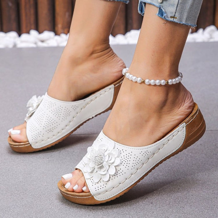 Flora | Sandálias Anabela Femininas com Flor, Modelo Slip On, Bico Aberto