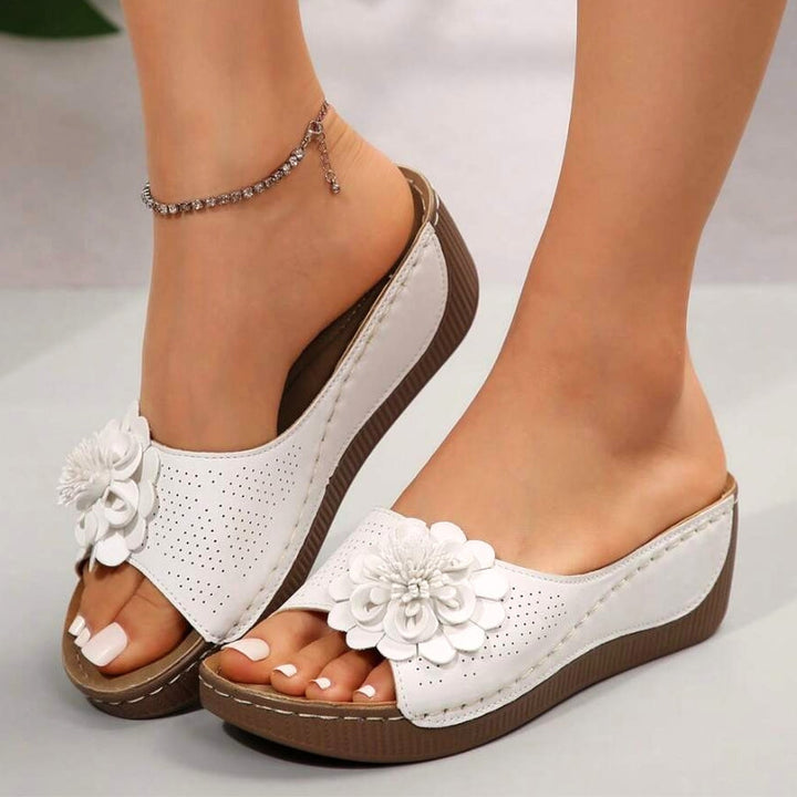 Flora | Sandálias Anabela Femininas com Flor, Modelo Slip On, Bico Aberto