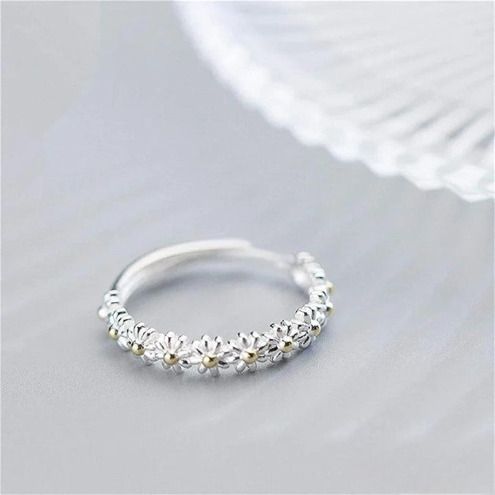 Anillo plateado ajustable con margarita esmaltada a mano