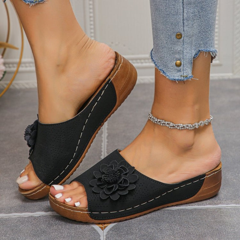 Flora | Sandálias Anabela Femininas com Flor, Modelo Slip On, Bico Aberto