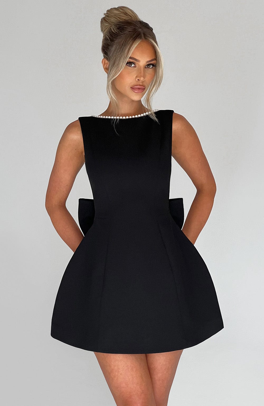 Celeste | Vestido Mini A-Line Feminino com Detalhe em Pérola sem Mangas