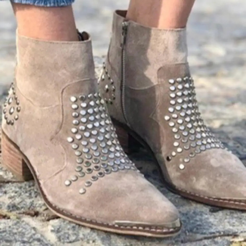 Sloane™ | Botas con tachuelas en el borde