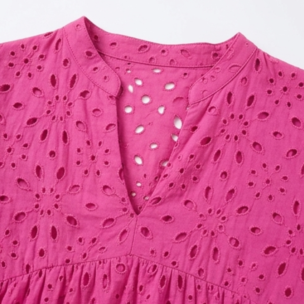 Vestido de algodón con ojales, escote en V, silueta babydoll con volantes
