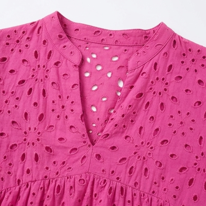 Vestido de algodón con ojales, escote en V, silueta babydoll con volantes