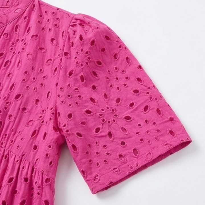 Vestido de algodón con ojales, escote en V, silueta babydoll con volantes