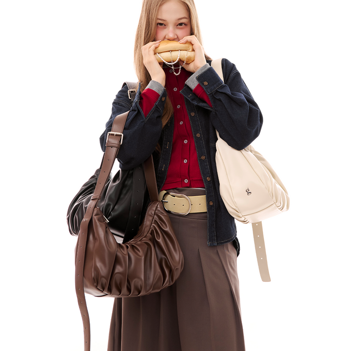 Chara | Sac bandoulière en cuir en forme de croissant