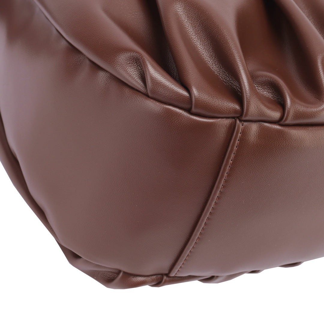 Chara | Sac bandoulière en cuir en forme de croissant