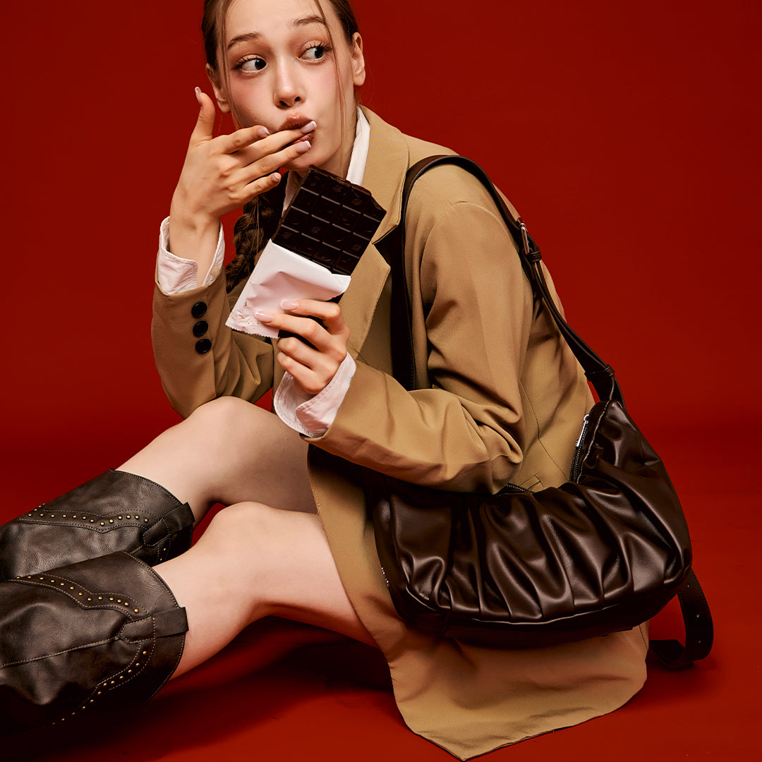 Chara | Sac bandoulière en cuir en forme de croissant