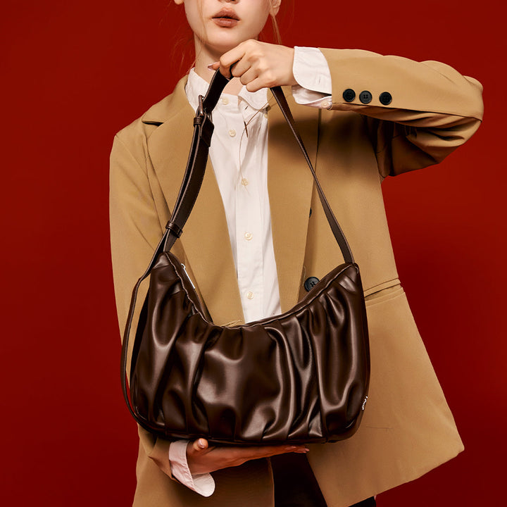 Chara | Sac bandoulière en cuir en forme de croissant