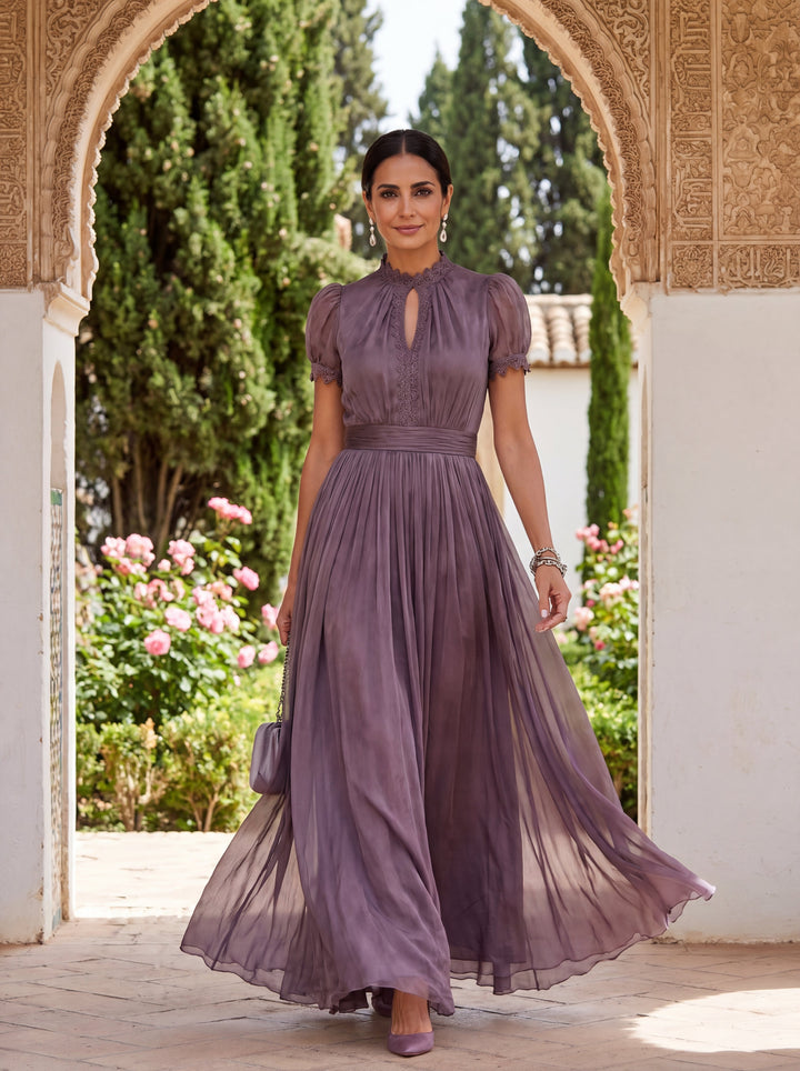 Flavia | Elegantes langes lila Kleid mit tiefem Ausschnitt und Spitze