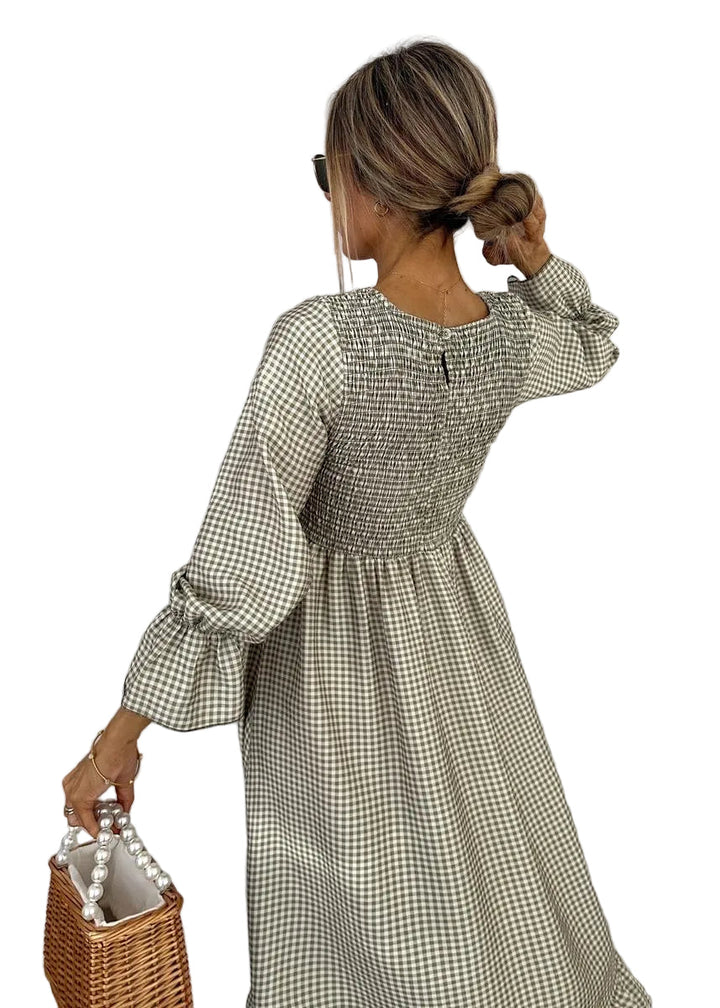 Grünes Maxikleid mit Rundhalsausschnitt und Häkchenmuster