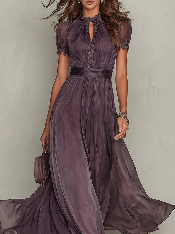 Flavia | Elegantes langes lila Kleid mit tiefem Ausschnitt und Spitze