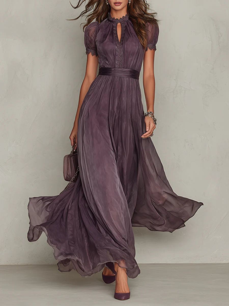 Flavia | Elegantes langes lila Kleid mit tiefem Ausschnitt und Spitze