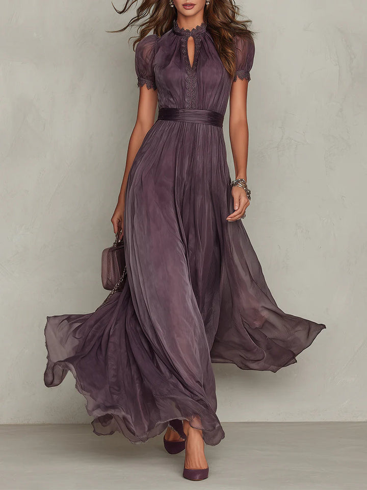 Flavia | Elegantes langes lila Kleid mit tiefem Ausschnitt und Spitze