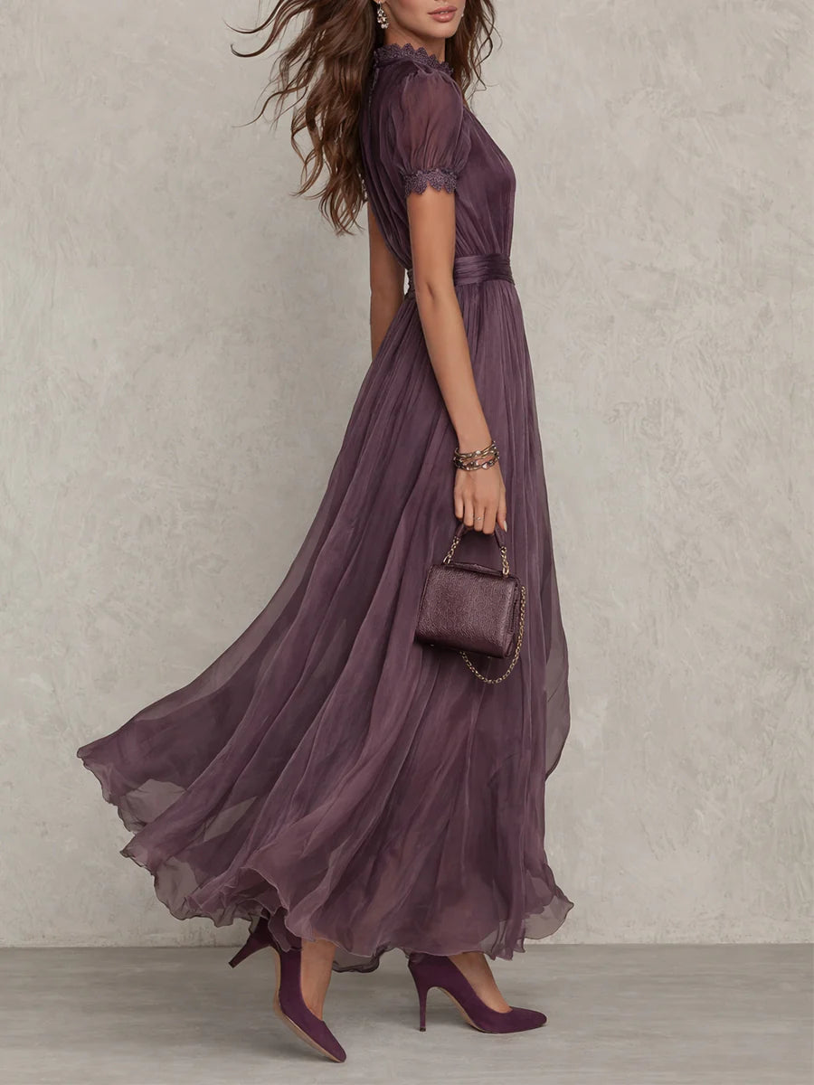Flavia | Elegantes langes lila Kleid mit tiefem Ausschnitt und Spitze