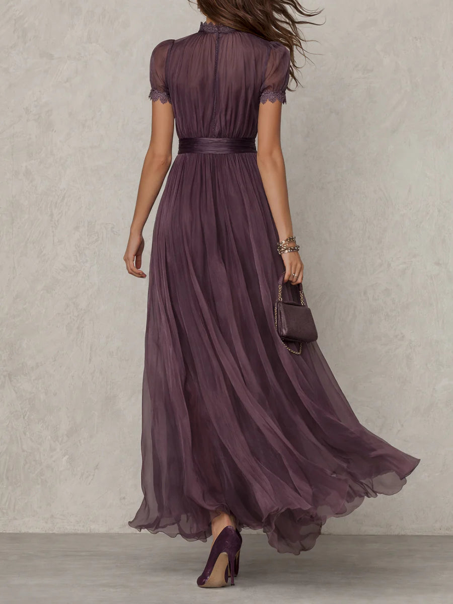 Flavia | Elegantes langes lila Kleid mit tiefem Ausschnitt und Spitze