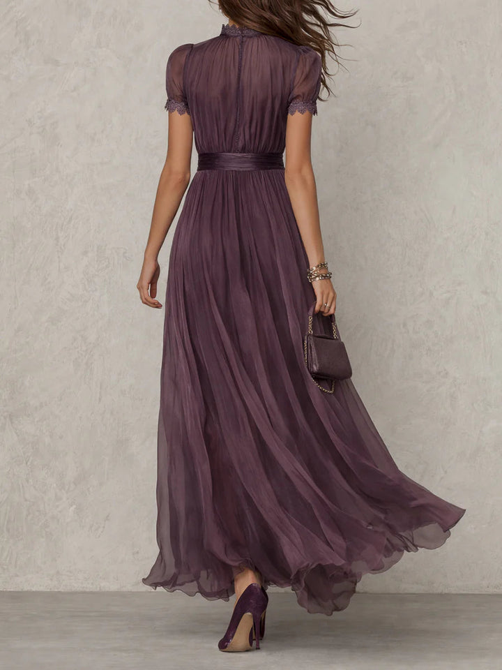 Flavia | Elegantes langes lila Kleid mit tiefem Ausschnitt und Spitze