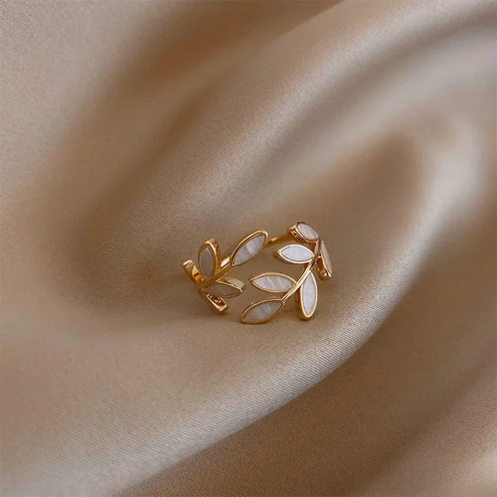 Anillo ajustable de oro con hoja de ópalo blanco