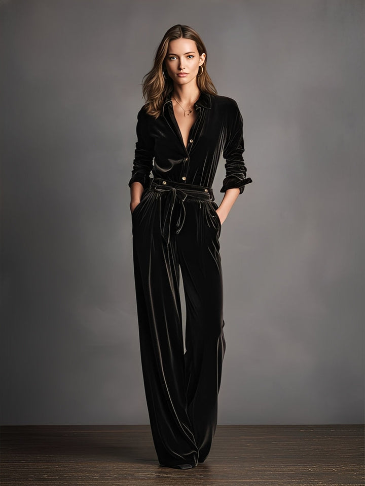Damen Schwarzer Samt Jumpsuit mit Schnürung und eleganten goldenen Knöpfen