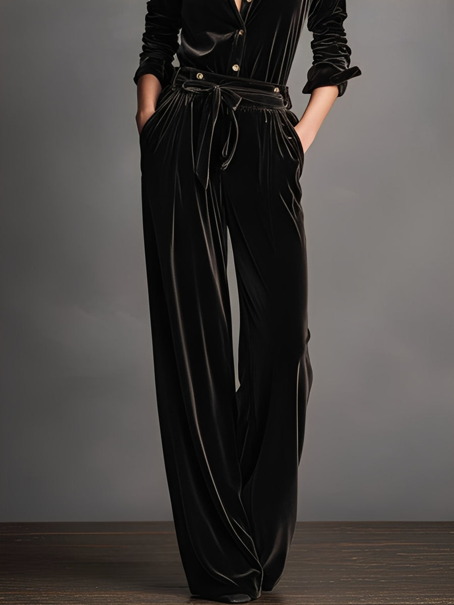Damen Schwarzer Samt Jumpsuit mit Schnürung und eleganten goldenen Knöpfen
