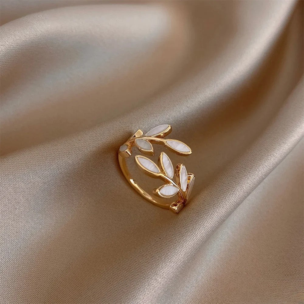 Anillo ajustable de oro con hoja de ópalo blanco