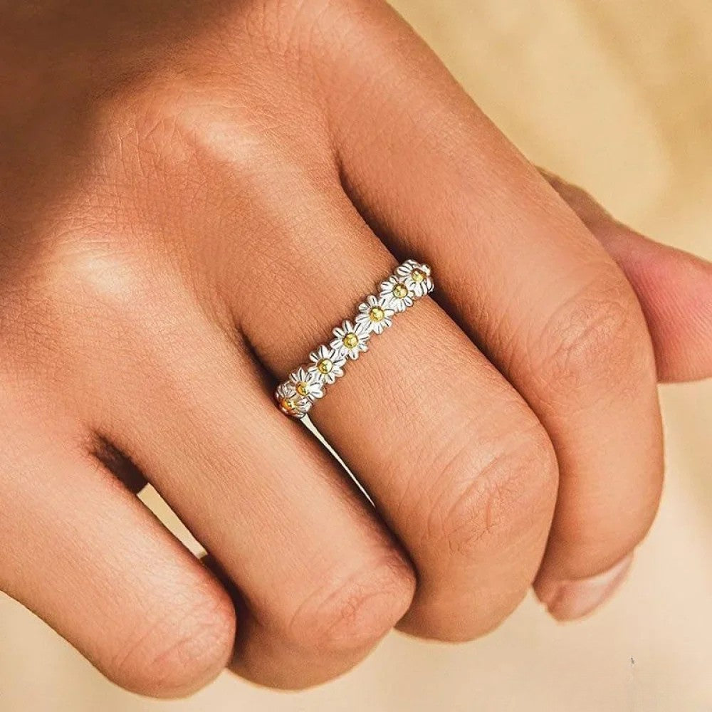 Anillo plateado ajustable con margarita esmaltada a mano