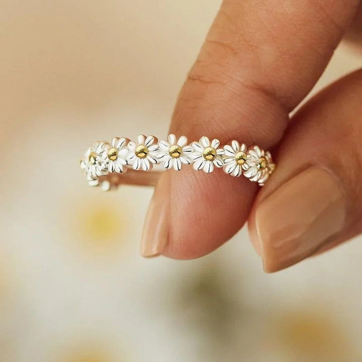 Anillo plateado ajustable con margarita esmaltada a mano