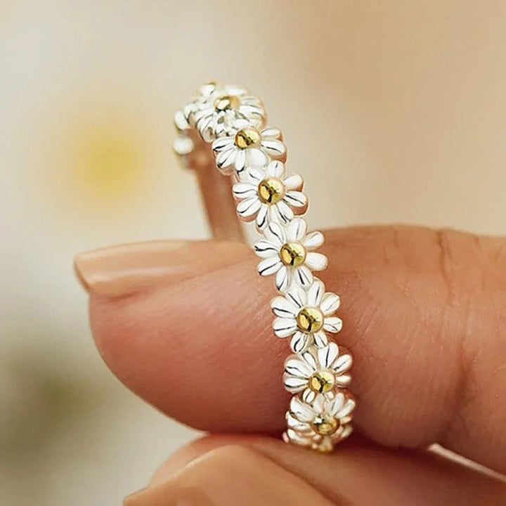 Anillo plateado ajustable con margarita esmaltada a mano