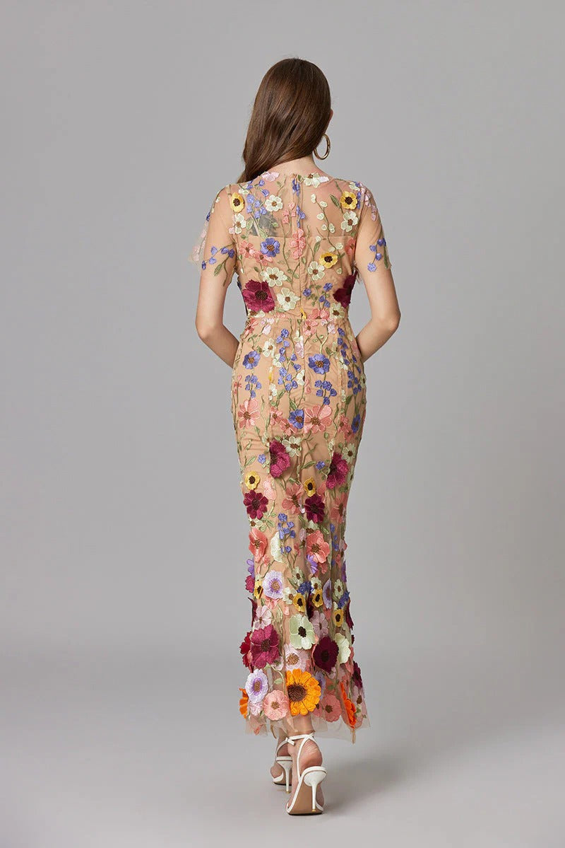 Aurelia | Vestido maxi sin mangas de malla transparente con aplicaciones florales 3D para mujer