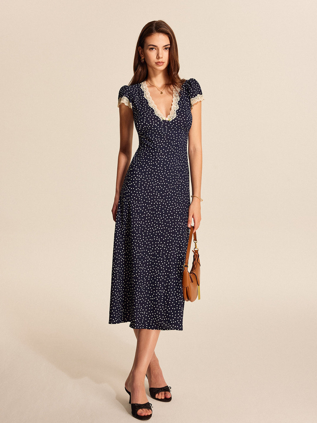 Colette | Vestido midi para mujer con lunares, escote en V, manga corta tipo capa y detalle de encaje