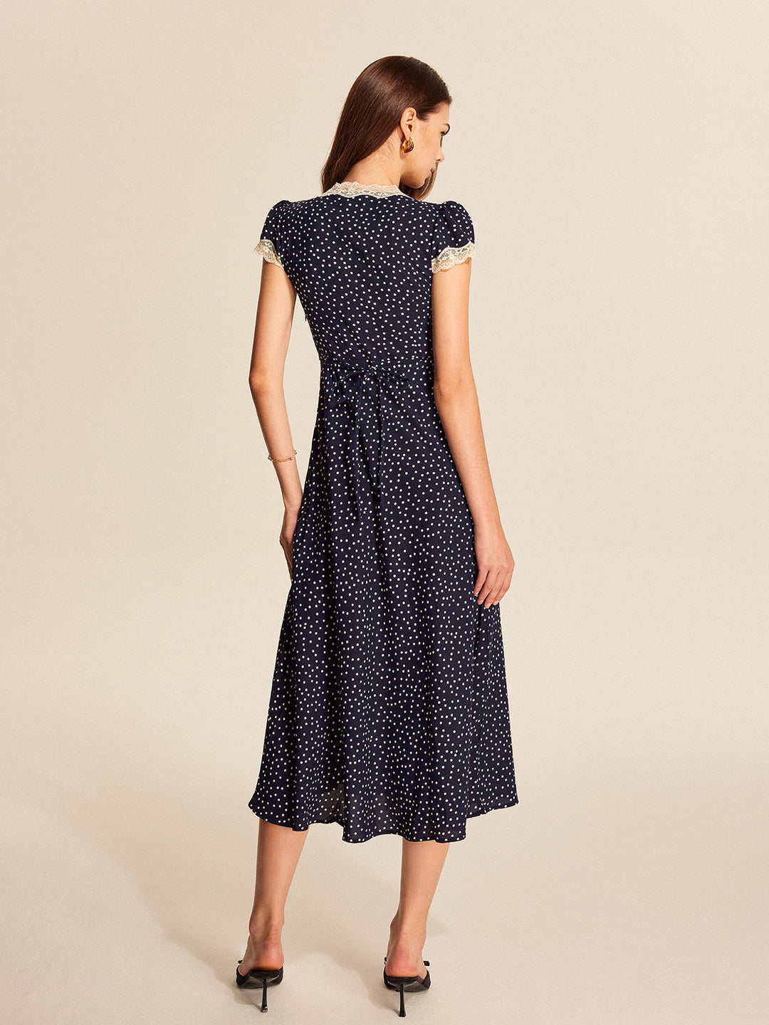 Colette | Vestido midi para mujer con lunares, escote en V, manga corta tipo capa y detalle de encaje