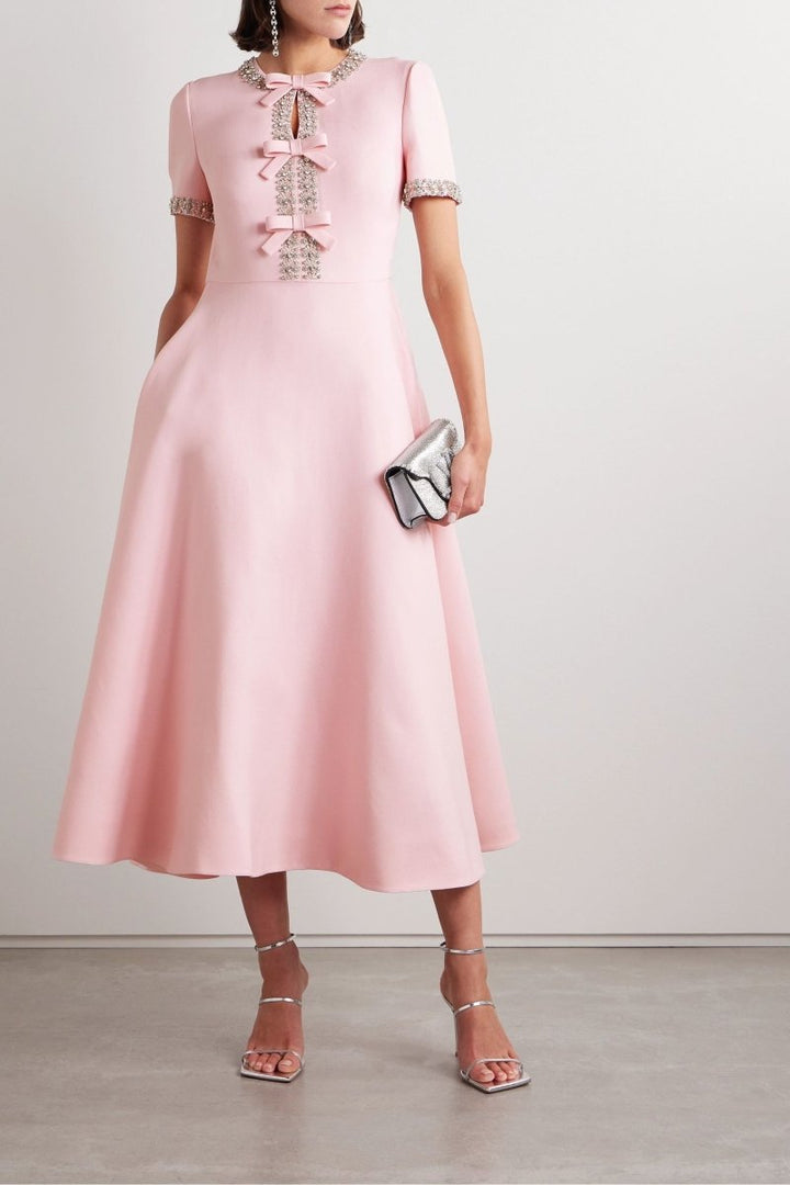Zoe | Midikleid mit Schleife und Kristallverzierungen